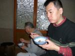 もちを食べる親子