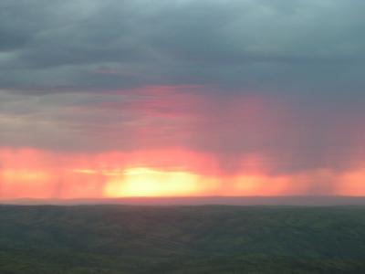 ナミブ砂漠上空からの夕日と降雨